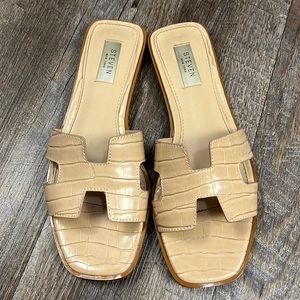 Steve Madden Haydn “H” Sandal